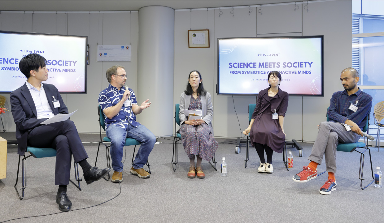 左から、牛場潤一 教授(慶應義塾大学 生命情報学科)、トム フロース 准教授(沖縄科学技術大学院大学 身体性認知科学ユニット)、井本由紀 准教授 (慶應義塾大学 外国語・総合教育)、松田英子 専任講師 (慶應義塾大学 総合デザイン工学専攻)、ダットチャル 専任講師 (慶應義塾大学 開放環境科学専攻)